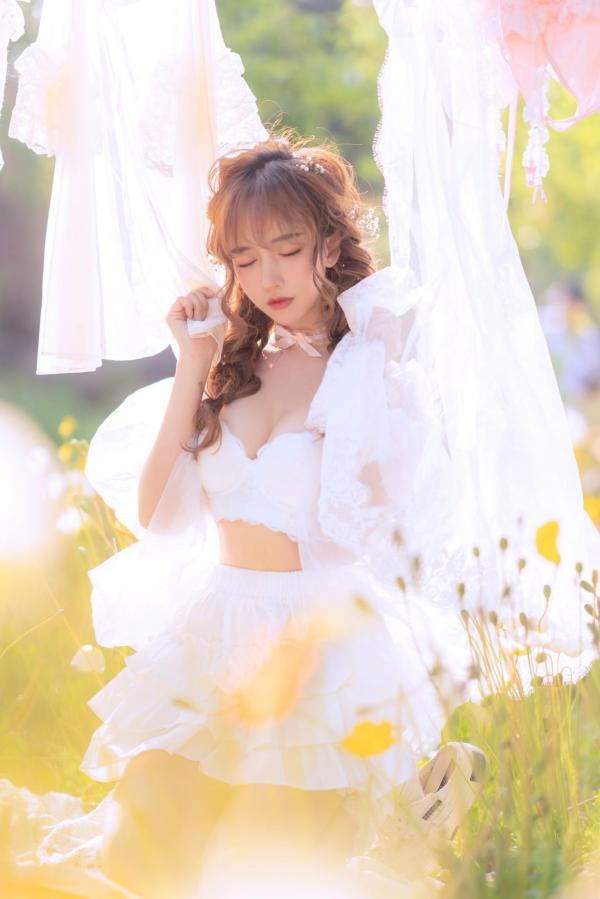过期米线线喵   过期米线线喵-084-夏日限定-晒衣服：花海中的灵动仙女，纯白蕾丝私房写真，极致身材尽显清纯诱惑与日系唯美感第21张图片