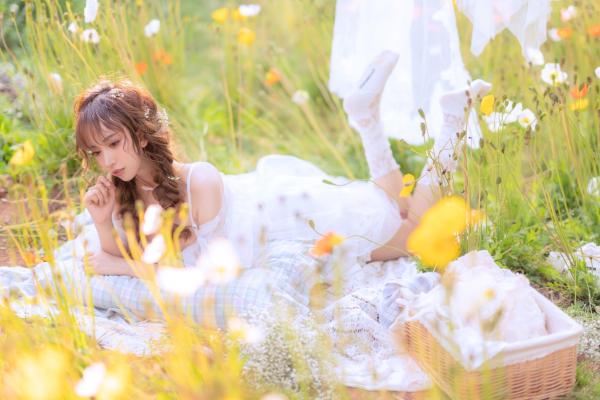 过期米线线喵   过期米线线喵-084-夏日限定-晒衣服：花海中的灵动仙女，纯白蕾丝私房写真，极致身材尽显清纯诱惑与日系唯美感第23张图片