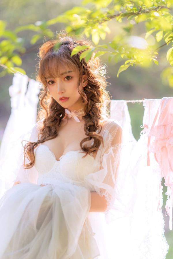 过期米线线喵   过期米线线喵-084-夏日限定-晒衣服：花海中的灵动仙女，纯白蕾丝私房写真，极致身材尽显清纯诱惑与日系唯美感第24张图片