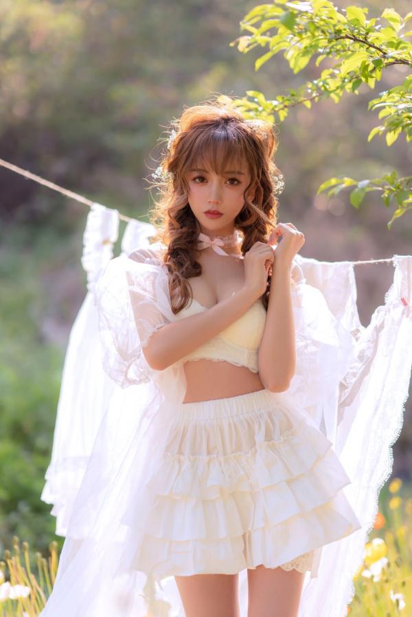 过期米线线喵   过期米线线喵-084-夏日限定-晒衣服：花海中的灵动仙女，纯白蕾丝私房写真，极致身材尽显清纯诱惑与日系唯美感第25张图片