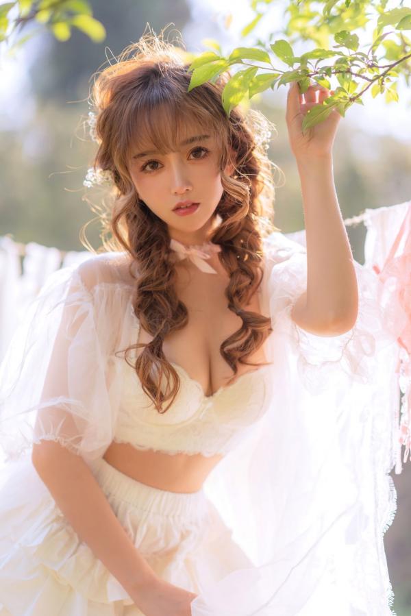 过期米线线喵   过期米线线喵-084-夏日限定-晒衣服：花海中的灵动仙女，纯白蕾丝私房写真，极致身材尽显清纯诱惑与日系唯美感第26张图片