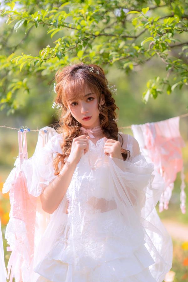 过期米线线喵   过期米线线喵-084-夏日限定-晒衣服：花海中的灵动仙女，纯白蕾丝私房写真，极致身材尽显清纯诱惑与日系唯美感第28张图片