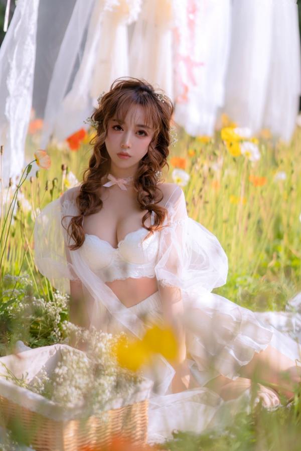过期米线线喵   过期米线线喵-084-夏日限定-晒衣服：花海中的灵动仙女，纯白蕾丝私房写真，极致身材尽显清纯诱惑与日系唯美感第29张图片