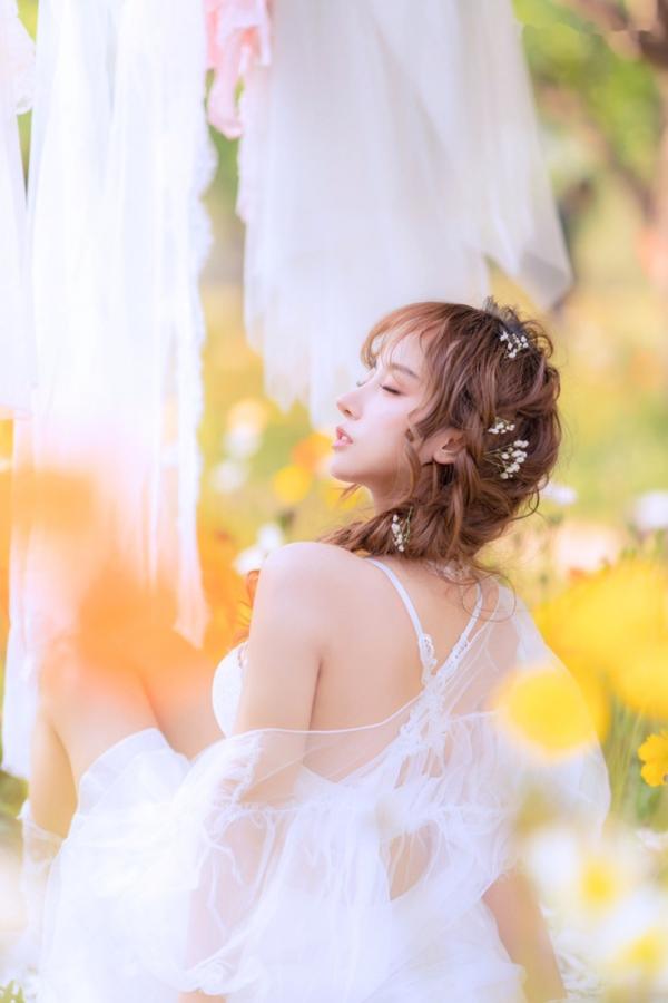 过期米线线喵   过期米线线喵-084-夏日限定-晒衣服：花海中的灵动仙女，纯白蕾丝私房写真，极致身材尽显清纯诱惑与日系唯美感第31张图片