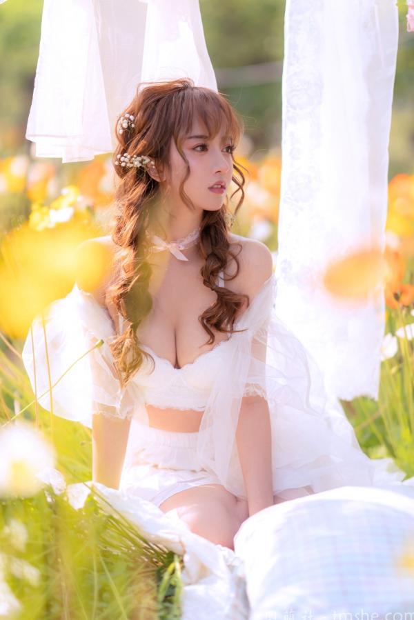 过期米线线喵   过期米线线喵-084-夏日限定-晒衣服：花海中的灵动仙女，纯白蕾丝私房写真，极致身材尽显清纯诱惑与日系唯美感第36张图片