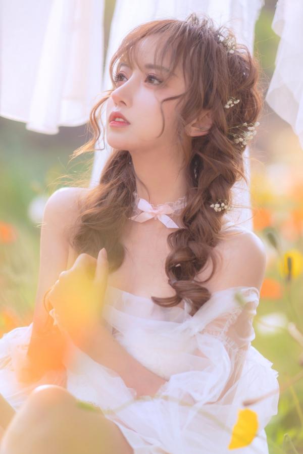 过期米线线喵   过期米线线喵-084-夏日限定-晒衣服：花海中的灵动仙女，纯白蕾丝私房写真，极致身材尽显清纯诱惑与日系唯美感第37张图片