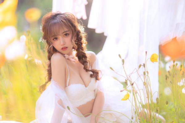 过期米线线喵   过期米线线喵-084-夏日限定-晒衣服：花海中的灵动仙女，纯白蕾丝私房写真，极致身材尽显清纯诱惑与日系唯美感第38张图片