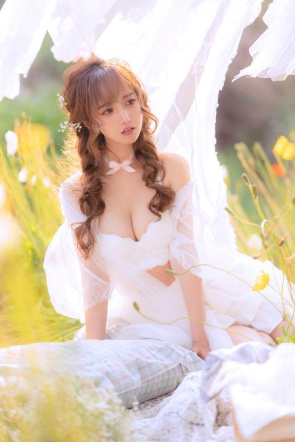 过期米线线喵   过期米线线喵-084-夏日限定-晒衣服：花海中的灵动仙女，纯白蕾丝私房写真，极致身材尽显清纯诱惑与日系唯美感第39张图片