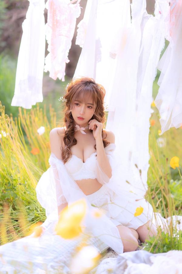 过期米线线喵   过期米线线喵-084-夏日限定-晒衣服：花海中的灵动仙女，纯白蕾丝私房写真，极致身材尽显清纯诱惑与日系唯美感第41张图片
