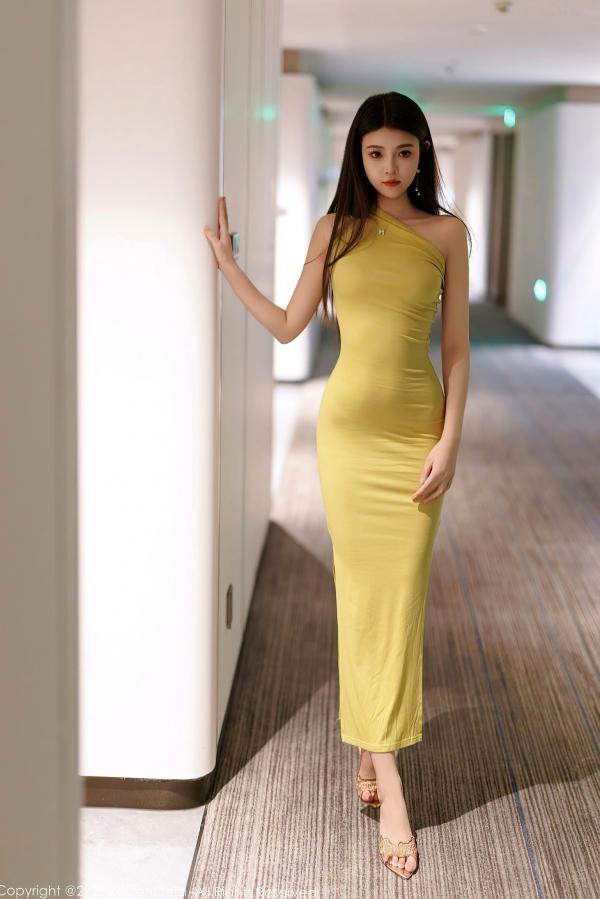    秀人网9761初梦瑶：鹅黄连衣长裙气质写真与黑色蕾丝连体衣私房诱惑，展现绝美S曲线女神风采第6张图片