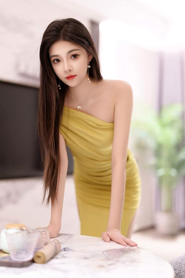    秀人网9761初梦瑶：鹅黄连衣长裙气质写真与黑色蕾丝连体衣私房诱惑，展现绝美S曲线女神风采第26张图片