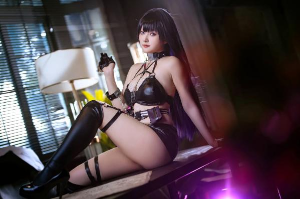    屿鱼 - Nikke系列高还原COSPLAY：皮衣诱惑、战术装备与粉色兔女郎百变造型鉴赏第2张图片