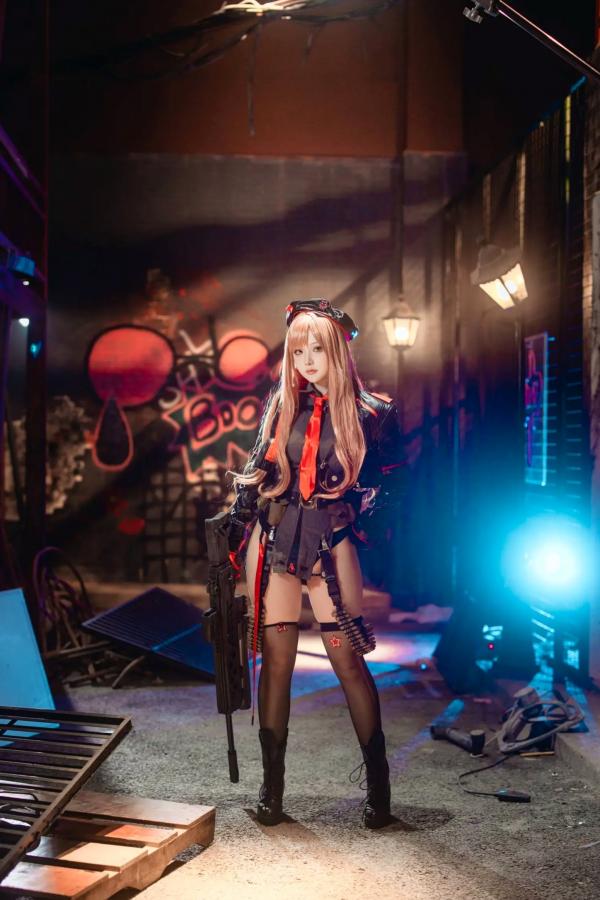    屿鱼 - Nikke系列高还原COSPLAY：皮衣诱惑、战术装备与粉色兔女郎百变造型鉴赏第30张图片