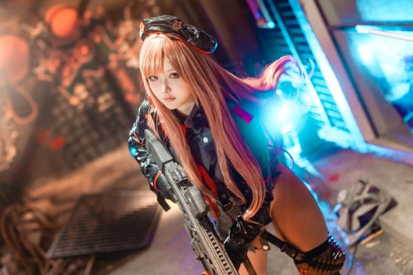    屿鱼 - Nikke系列高还原COSPLAY：皮衣诱惑、战术装备与粉色兔女郎百变造型鉴赏第32张图片
