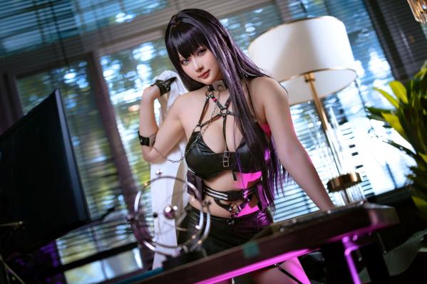    屿鱼 - Nikke系列高还原COSPLAY：皮衣诱惑、战术装备与粉色兔女郎百变造型鉴赏第37张图片