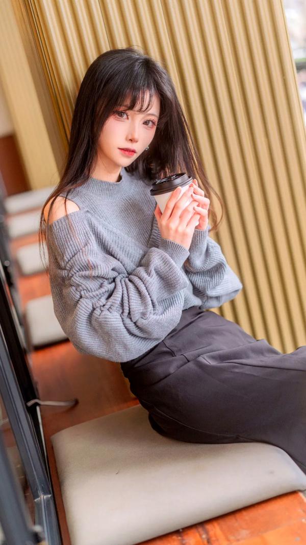   坂坂白 - 生日写真（街拍风格、灰色露肩针织衫、咖啡闲暇、清新唯美、气质女神）第1张图片