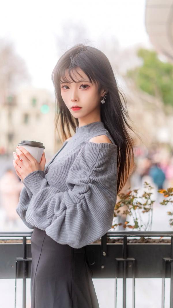    坂坂白 - 生日写真（街拍风格、灰色露肩针织衫、咖啡闲暇、清新唯美、气质女神）第2张图片
