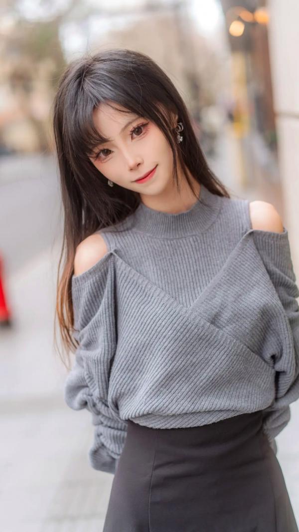    坂坂白 - 生日写真（街拍风格、灰色露肩针织衫、咖啡闲暇、清新唯美、气质女神）第3张图片
