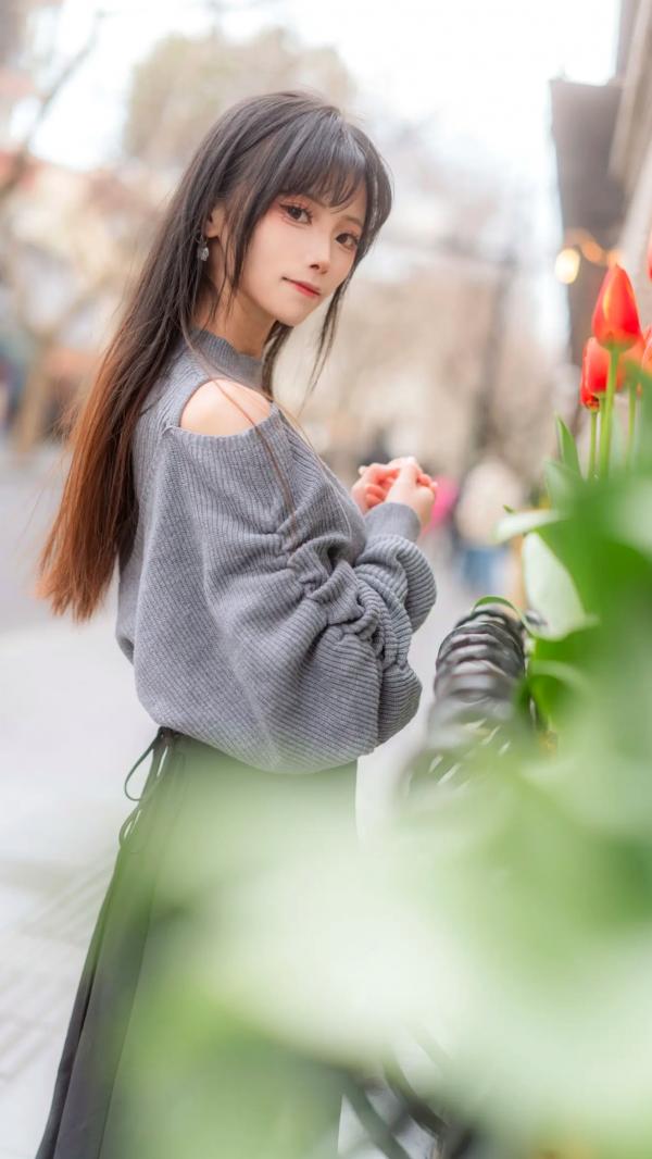    坂坂白 - 生日写真（街拍风格、灰色露肩针织衫、咖啡闲暇、清新唯美、气质女神）第4张图片