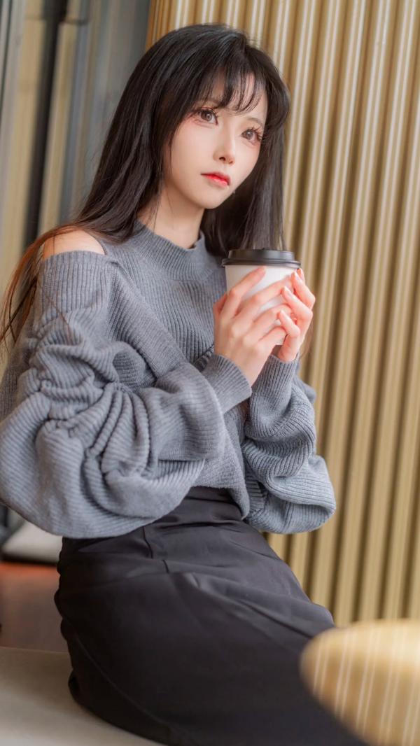    坂坂白 - 生日写真（街拍风格、灰色露肩针织衫、咖啡闲暇、清新唯美、气质女神）第5张图片
