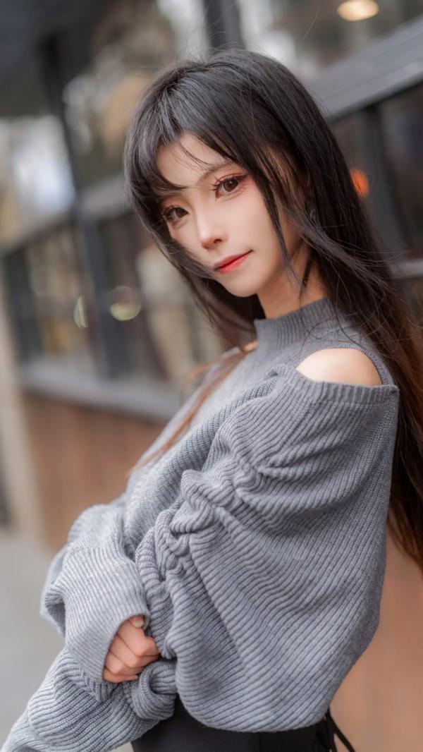    坂坂白 - 生日写真（街拍风格、灰色露肩针织衫、咖啡闲暇、清新唯美、气质女神）第6张图片