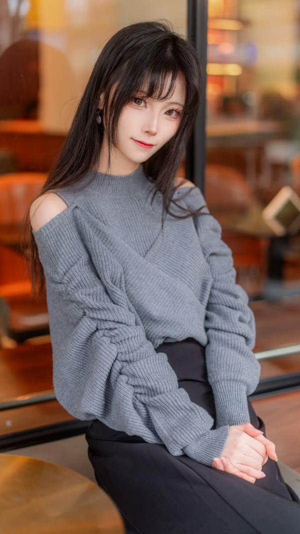    坂坂白 - 生日写真（街拍风格、灰色露肩针织衫、咖啡闲暇、清新唯美、气质女神）第7张图片