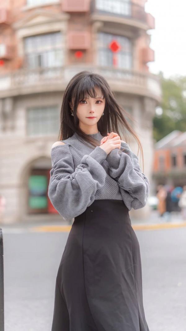    坂坂白 - 生日写真（街拍风格、灰色露肩针织衫、咖啡闲暇、清新唯美、气质女神）第8张图片