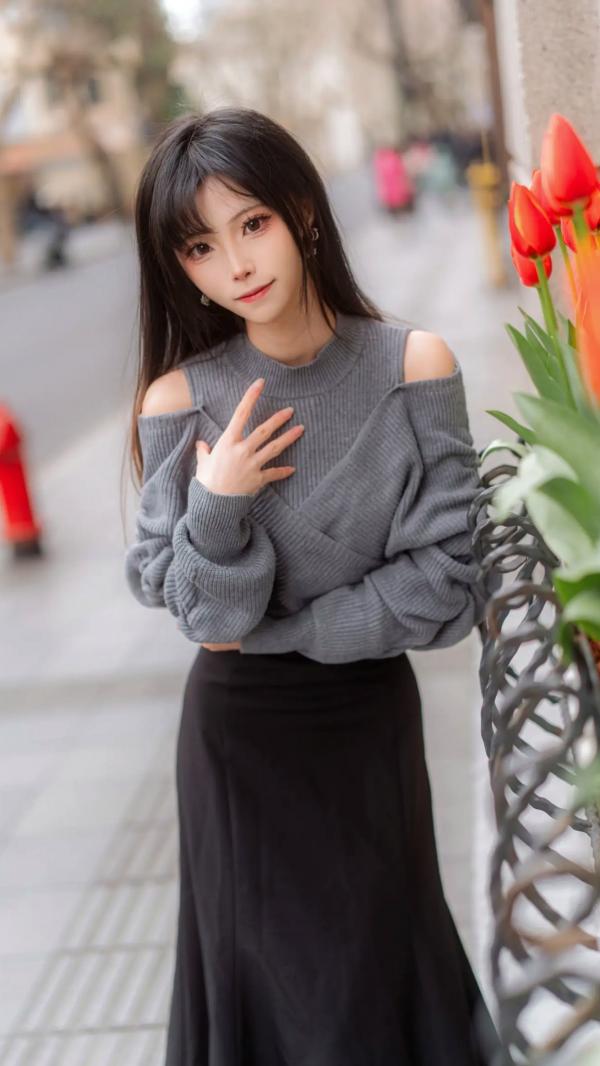    坂坂白 - 生日写真（街拍风格、灰色露肩针织衫、咖啡闲暇、清新唯美、气质女神）第9张图片