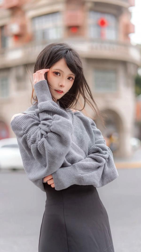    坂坂白 - 生日写真（街拍风格、灰色露肩针织衫、咖啡闲暇、清新唯美、气质女神）第10张图片