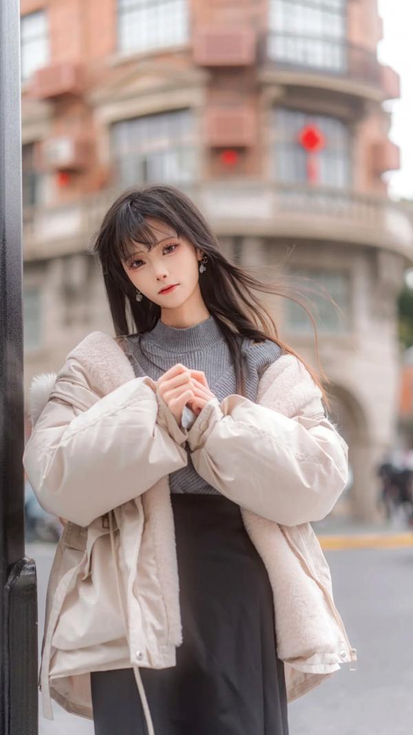    坂坂白 - 生日写真（街拍风格、灰色露肩针织衫、咖啡闲暇、清新唯美、气质女神）第11张图片