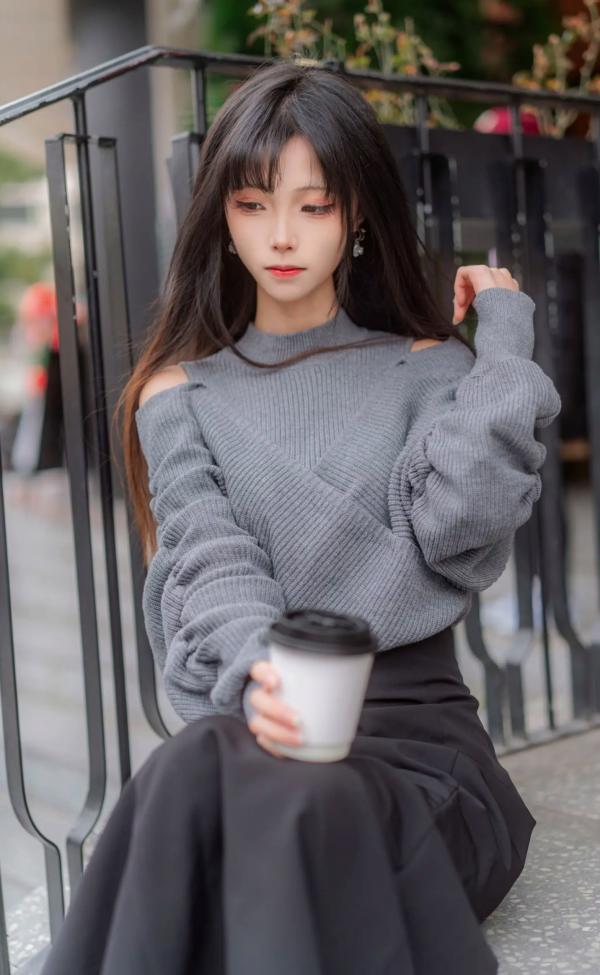    坂坂白 - 生日写真（街拍风格、灰色露肩针织衫、咖啡闲暇、清新唯美、气质女神）第12张图片