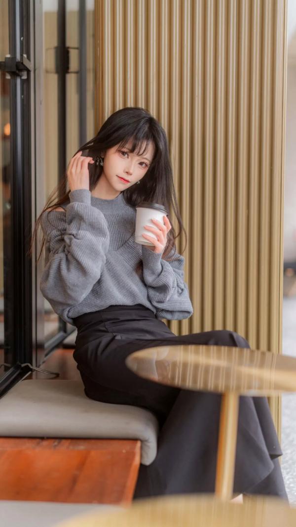    坂坂白 - 生日写真（街拍风格、灰色露肩针织衫、咖啡闲暇、清新唯美、气质女神）第13张图片
