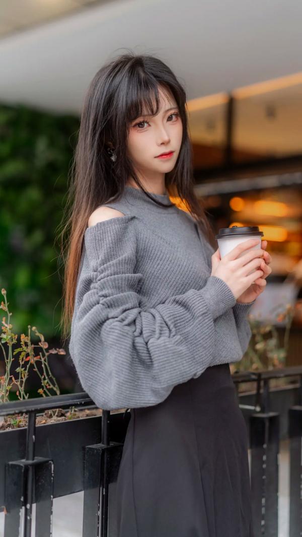    坂坂白 - 生日写真（街拍风格、灰色露肩针织衫、咖啡闲暇、清新唯美、气质女神）第14张图片