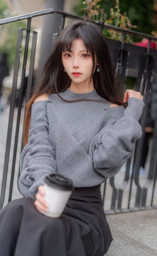    坂坂白 - 生日写真（街拍风格、灰色露肩针织衫、咖啡闲暇、清新唯美、气质女神）第15张图片