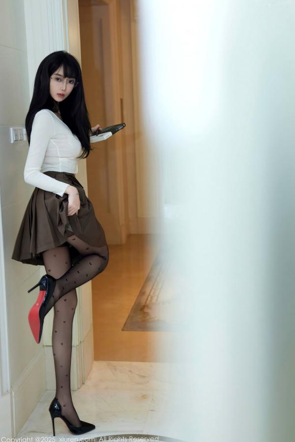    XiuRen秀人网-9737-玥儿玥er-知性美女家教角色扮演，精致心形丝袜制服诱惑，气质女神居家私房写真-2025.01.10第15张图片