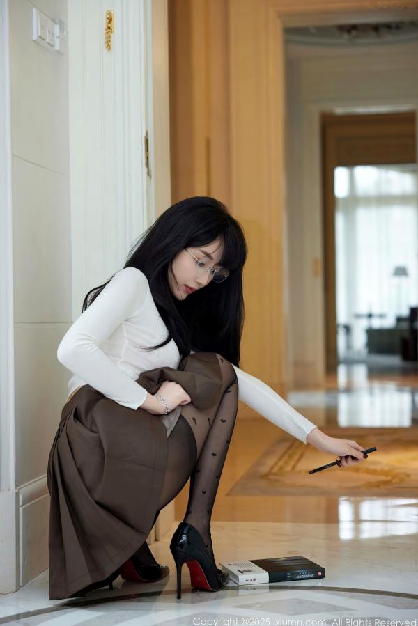    XiuRen秀人网-9737-玥儿玥er-知性美女家教角色扮演，精致心形丝袜制服诱惑，气质女神居家私房写真-2025.01.10第18张图片