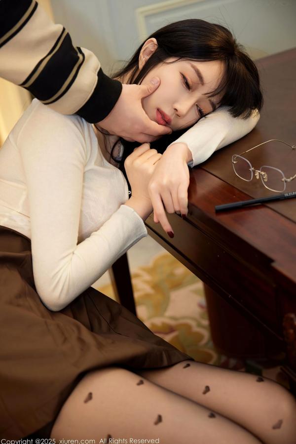   XiuRen秀人网-9737-玥儿玥er-知性美女家教角色扮演，精致心形丝袜制服诱惑，气质女神居家私房写真-2025.01.10第47张图片