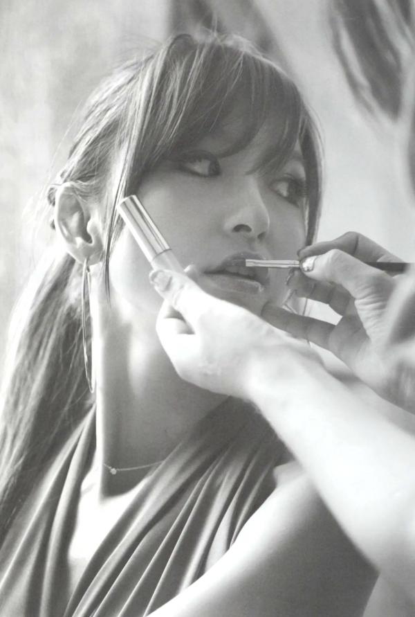    篠田麻里子 Mariko Shinoda《Pendulum》高清写真集，黑裙优雅神秘与比基尼丛林诱惑，尽显女神多面迷人风采第2张图片