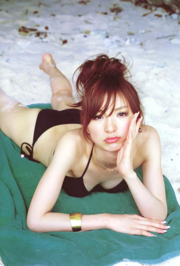   篠田麻里子 Mariko Shinoda《Pendulum》高清写真集，黑裙优雅神秘与比基尼丛林诱惑，尽显女神多面迷人风采第14张图片