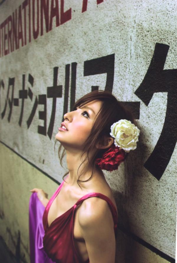    篠田麻里子 Mariko Shinoda《Pendulum》高清写真集，黑裙优雅神秘与比基尼丛林诱惑，尽显女神多面迷人风采第17张图片