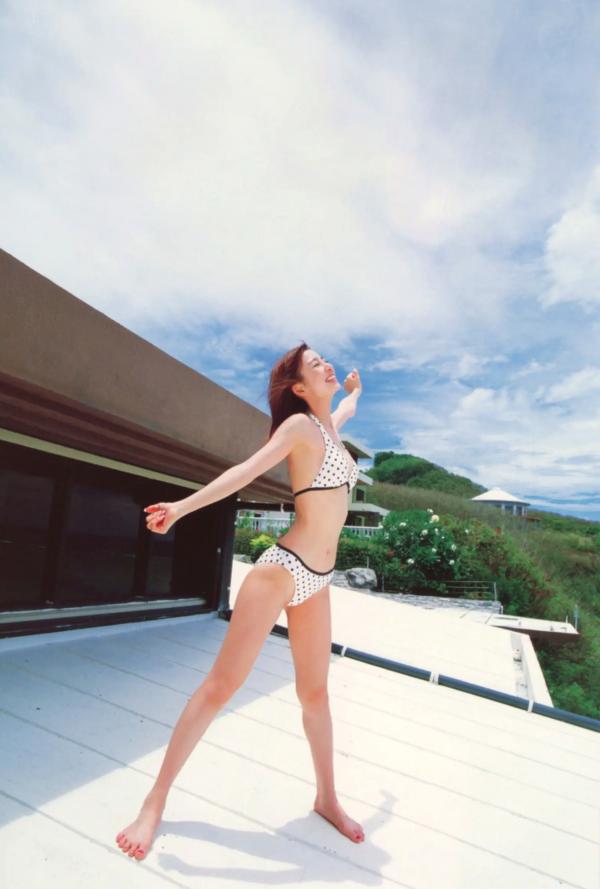    篠田麻里子 Mariko Shinoda《Pendulum》高清写真集，黑裙优雅神秘与比基尼丛林诱惑，尽显女神多面迷人风采第20张图片