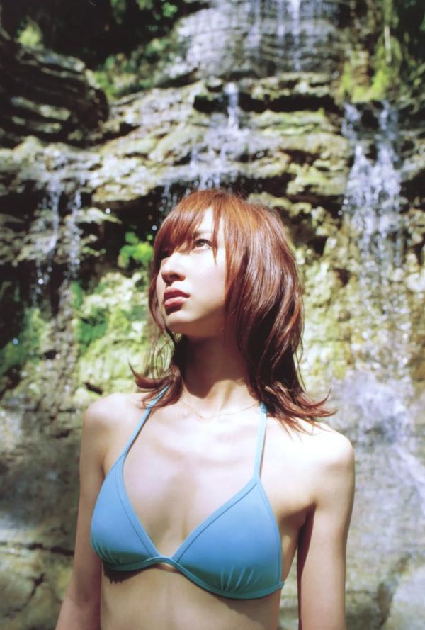    篠田麻里子 Mariko Shinoda《Pendulum》高清写真集，黑裙优雅神秘与比基尼丛林诱惑，尽显女神多面迷人风采第33张图片
