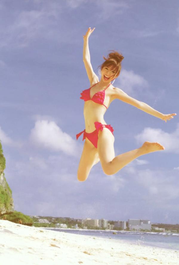    篠田麻里子 Mariko Shinoda《Pendulum》高清写真集，黑裙优雅神秘与比基尼丛林诱惑，尽显女神多面迷人风采第38张图片
