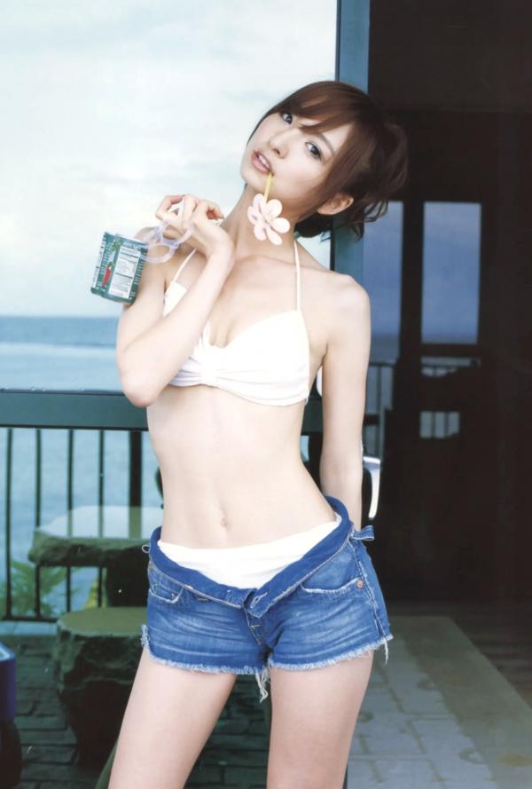    篠田麻里子 Mariko Shinoda《Pendulum》高清写真集，黑裙优雅神秘与比基尼丛林诱惑，尽显女神多面迷人风采第48张图片