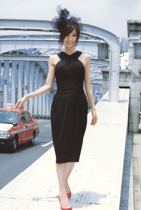    篠田麻里子 Mariko Shinoda《Pendulum》高清写真集，黑裙优雅神秘与比基尼丛林诱惑，尽显女神多面迷人风采第55张图片