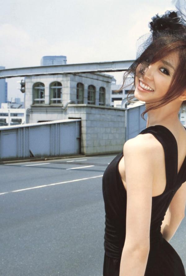    篠田麻里子 Mariko Shinoda《Pendulum》高清写真集，黑裙优雅神秘与比基尼丛林诱惑，尽显女神多面迷人风采第57张图片
