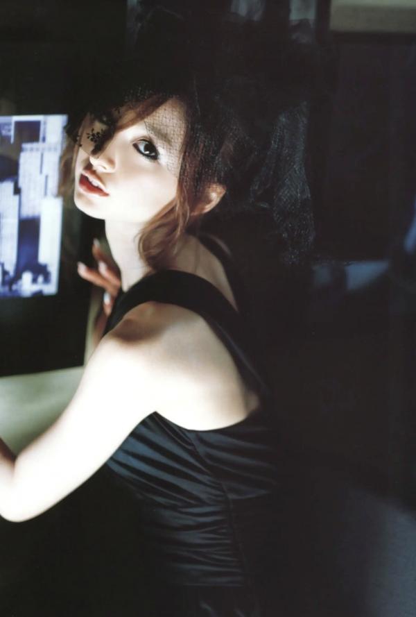    篠田麻里子 Mariko Shinoda《Pendulum》高清写真集，黑裙优雅神秘与比基尼丛林诱惑，尽显女神多面迷人风采第58张图片