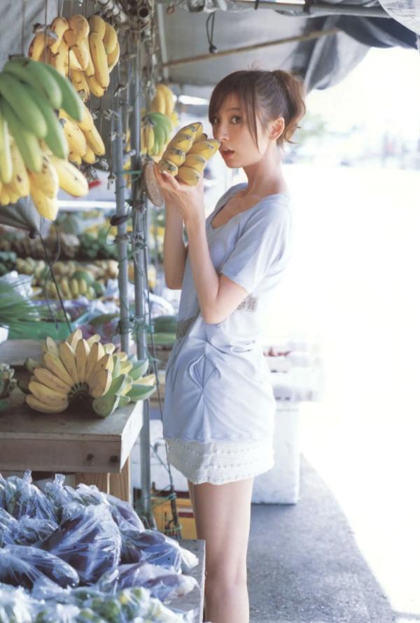    篠田麻里子 Mariko Shinoda《Pendulum》高清写真集，黑裙优雅神秘与比基尼丛林诱惑，尽显女神多面迷人风采第60张图片