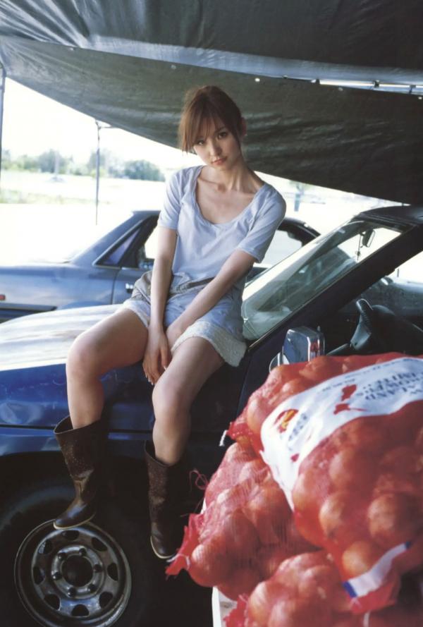    篠田麻里子 Mariko Shinoda《Pendulum》高清写真集，黑裙优雅神秘与比基尼丛林诱惑，尽显女神多面迷人风采第61张图片