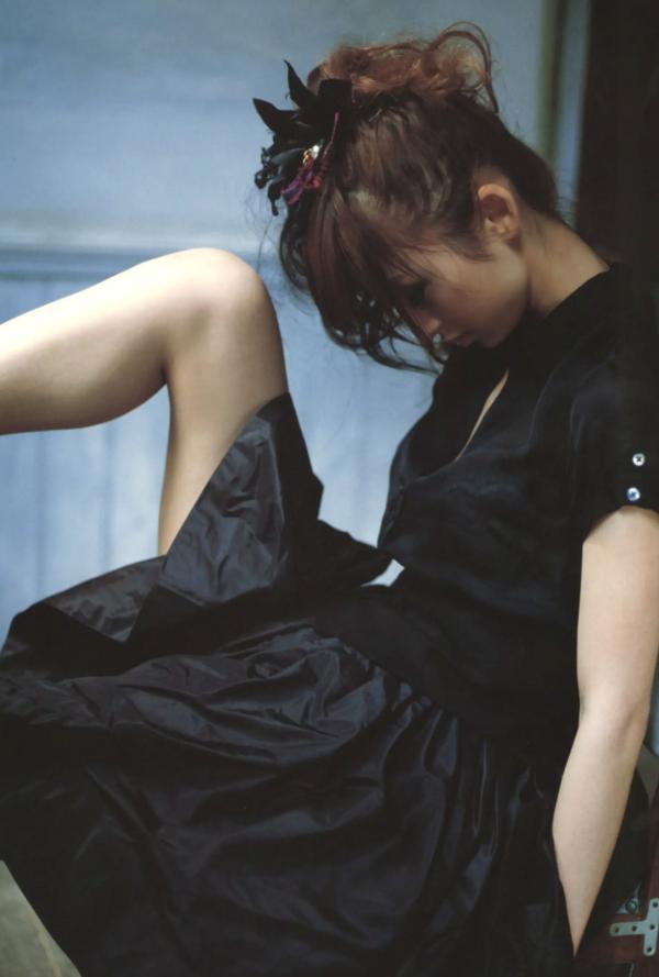    篠田麻里子 Mariko Shinoda《Pendulum》高清写真集，黑裙优雅神秘与比基尼丛林诱惑，尽显女神多面迷人风采第67张图片